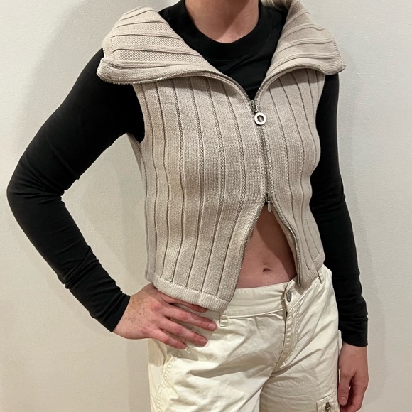 CHANEL SLEEVELESS SWEATER VEST - Picture 2 of 12